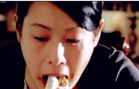 天下无贼最后刘若英吃的是什么(天下无贼 刘若英 吃烤鸭)