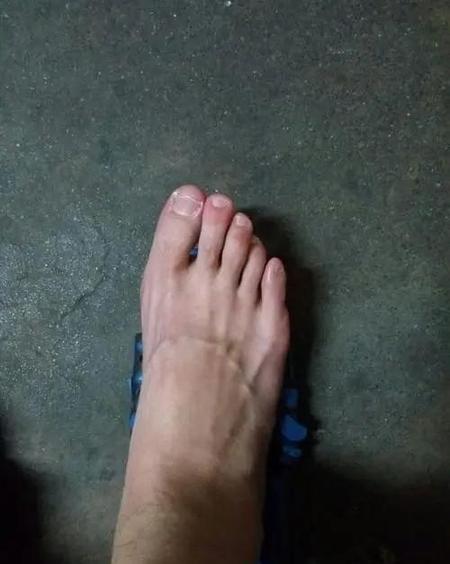 二拇指头长不养爹和娘(二拇脚趾头长不养爹娘)