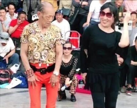 跳舞的张大爷网红是哪个地方人(老年人骂人)