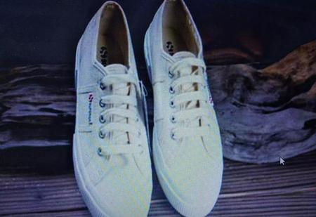 鞋黄了怎么变白色(鞋子发黄了用什么方法可以变白,妙招姐)