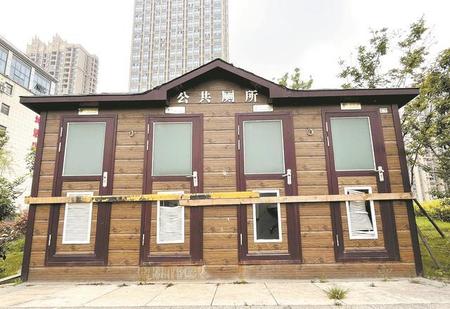 走错男厕所预示着什么(女人梦见自己走错进了男厕所)