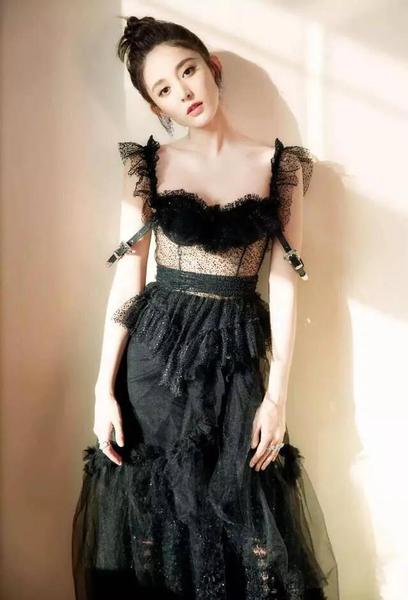 鞠婧祎和关晓彤谁美(鞠婧哭的图片)