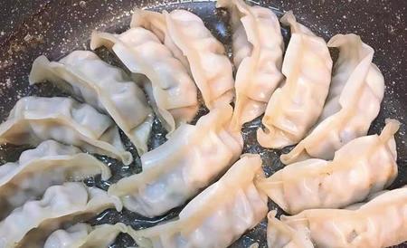 自己包饺子冷冻可以放多久(冰冻水饺粘在一起怎么分开)