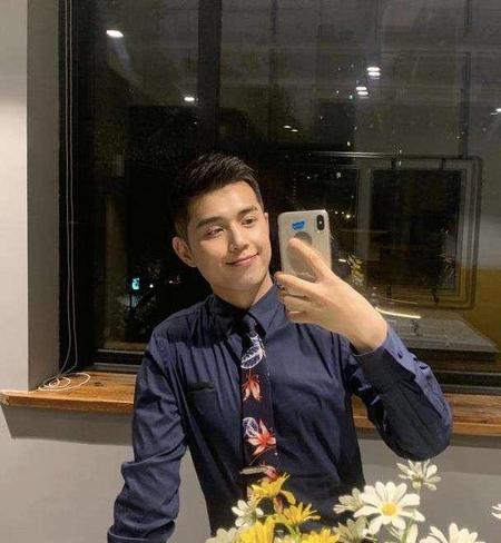 李佳琦直播间小助理为什么不干了(李佳琦小助理宣布退出直播间)