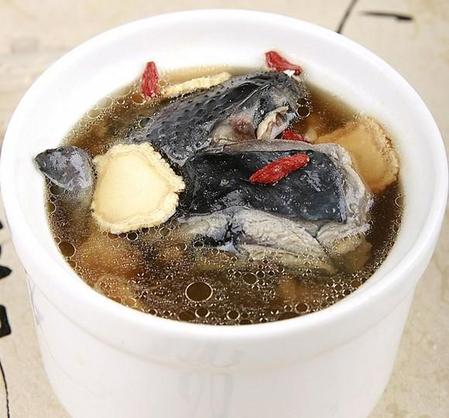 乌鸡煲汤放什么材料不上火又补血(乌鸡和什么煲汤补气血又不上火)