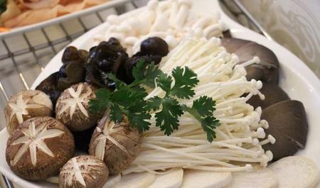 菌菇类食材做之前要不要焯水?(菌菇的烹饪方法)