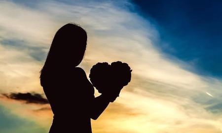 深夜是思念一个人最强烈(深夜是一个人心灵最脆弱的时候,也是想念最疯狂的时候)