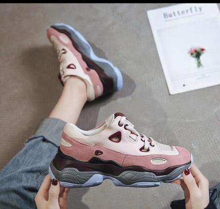 白色裤子应该搭配什么鞋子(白色裤子配什么颜色鞋子是最佳的)