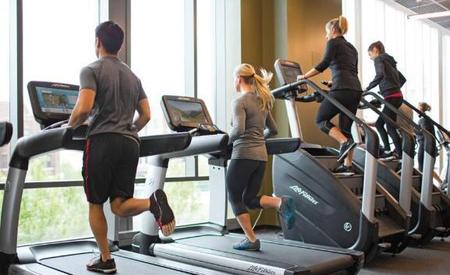 家用跑步机用穿鞋子吗?(减震效果好的跑步鞋)