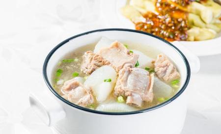 萝卜排骨汤有什么营养(排骨炖白萝卜汤的功效)