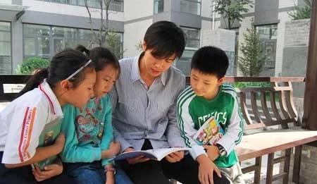 教师应该如何处理与学生的关系(一日为师终身为师体现了教育什么性)