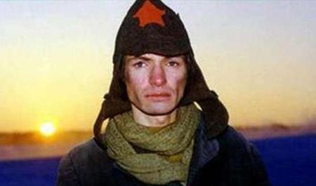 床头上面有书架(书架在床头上面好不好)