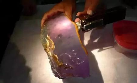 8000万赌石切开值400余万(赌石怎么个切法)