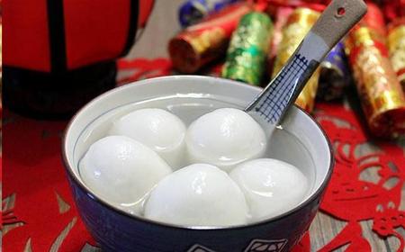 元宵节为什么要吃汤圆呢(元宵节赏花灯吃汤圆是民间的古老)