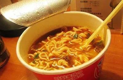 煮方便面的上火还是泡的上火(油炸方便面可以用开水泡吗)