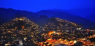 情到深处是孤独(人到中年越来越孤独)