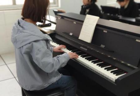 音乐和弦级数用什么字母表示(钢琴各调和弦级数对照表)