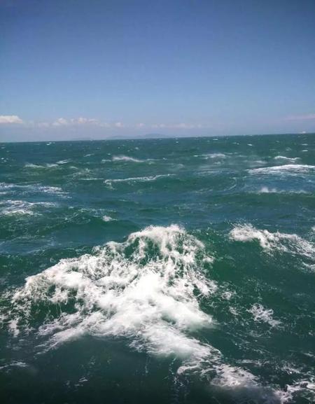 大海是什么颜色的如果天空是蓝色的(蓝色的天空像大海一样歌词)