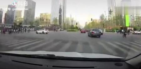 女司机撞金翼后续(本田金翼倒三轮)