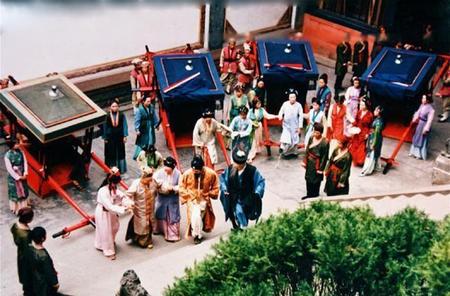 贾宝玉对王熙凤叫什么