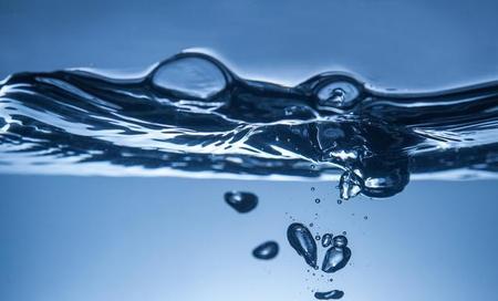 一天喝4升水会水中毒(一天喝多少升水会水中毒)