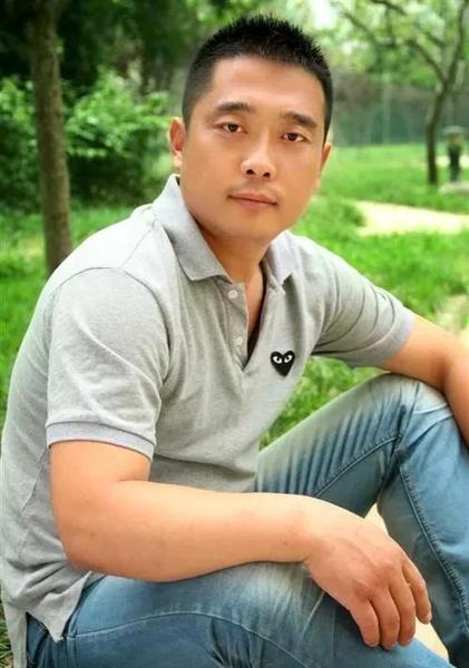 一个女人四十岁还没结婚怎么办(别人结婚自己单身感悟)