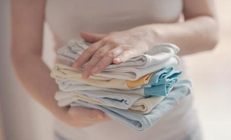 衣服皱了没有熨斗用什么办法可以解决