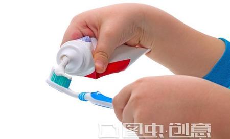 牙膏中间挤后面挤,能说明什么(牙膏从中间挤)