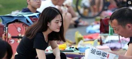 现在让摆地摊吗(现在国家允许地摊可以摆吗)