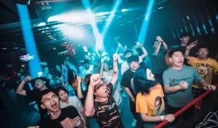 喜欢泡吧的男人的性格(男人风华正茂的年纪)