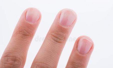 为什么食指比无名指长的人更聪明(食指和无名指看智商)