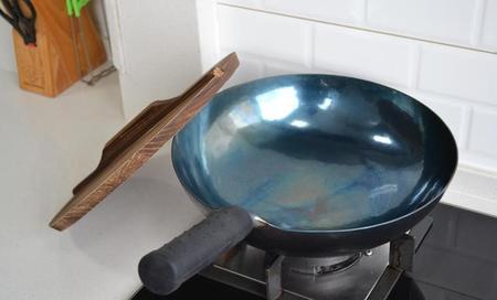 家用的炒锅买什么样的最好(炒菜锅用铁锅好还是不粘锅好)