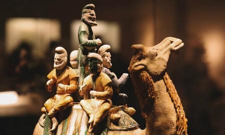 唐三彩是不是唐代的瓷器(三彩指的是哪三种颜色)