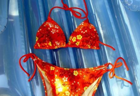 女士类似泳衣的衣服(好看适合自己的发型)