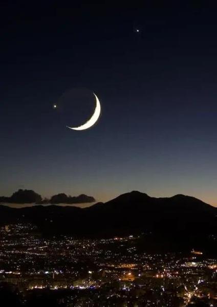 大漠沙如雪什么月似钩(大漠沙如雪燕山月似钩是描写雪景的吗)