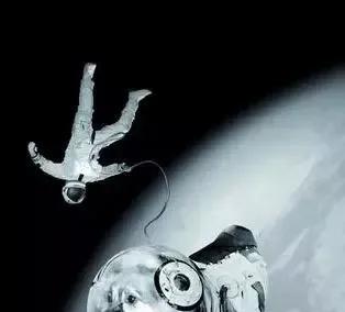 宇航员掉到太空里