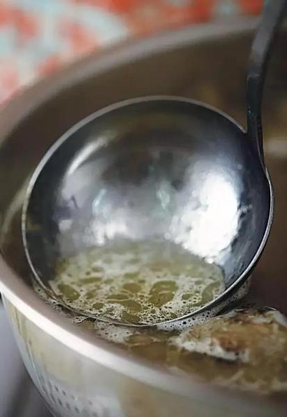 早餐店的面汤怎样熬制(面馆如何熬制高汤)