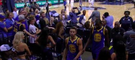 勇士对灰熊库里超远三分(裁判员将球递交给罚球队员在十秒内未将球投出时)