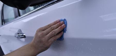 汽车表面粘胶怎么去除(毛巾架免打孔胶怎样去除)