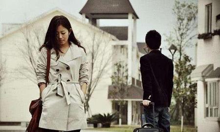 家暴应该离婚吗(面对家暴该不该离婚)