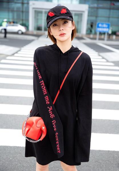 长卫衣要怎么搭配(长款卫衣搭配什么裤子好看图片)