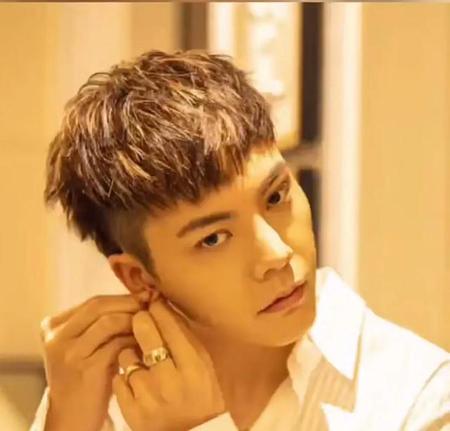 长脸型发际线高的男士发型(光头适合戴什么帽子)