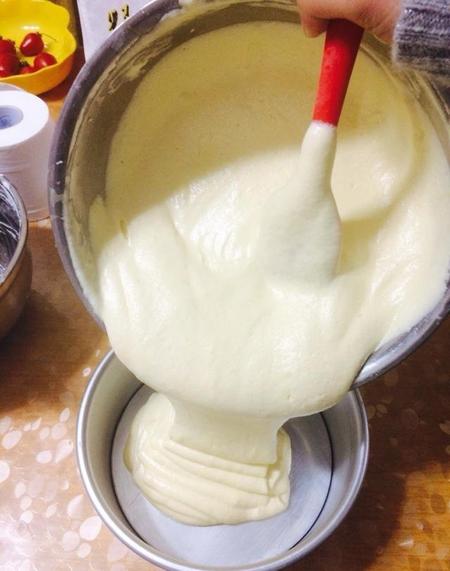 戚风蛋糕可以用不是活底的模具吗(活底模具烤戚风蛋糕如何使用)