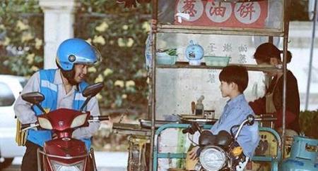 三十而已卖饼的是什么意思(三十而已中卖葱油饼的什么意思)