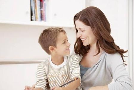 如何看待陪读妈妈为了孩子牺牲自己的健康(大学走读要求父母陪读)