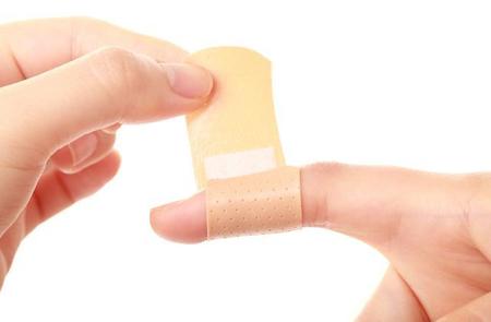 伤口应不应该用创可贴(创可贴不能贴什么伤口)