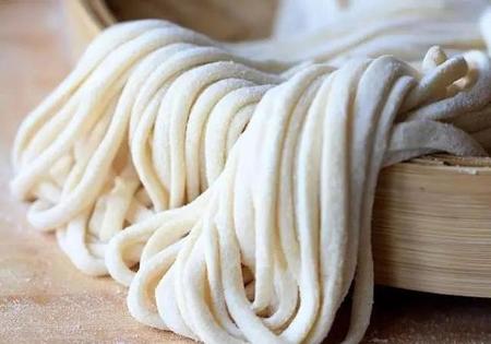 为什么面条一下锅就断了(鸡蛋和面做面条很硬)