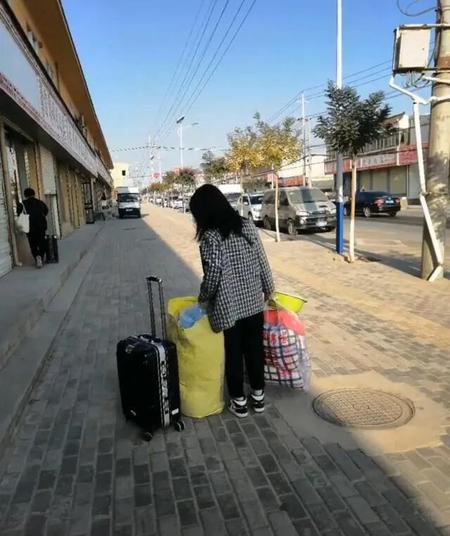 开学用尿素袋子装行李丢人吗