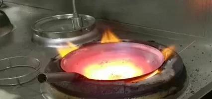 铁锅底部的黑垢很厚怎么去除(铁锅底上的黑垢怎样去除)