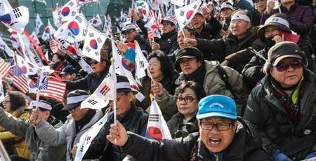 朴槿惠出狱遭万人抗议(文在寅和朴槿惠有何恩怨)